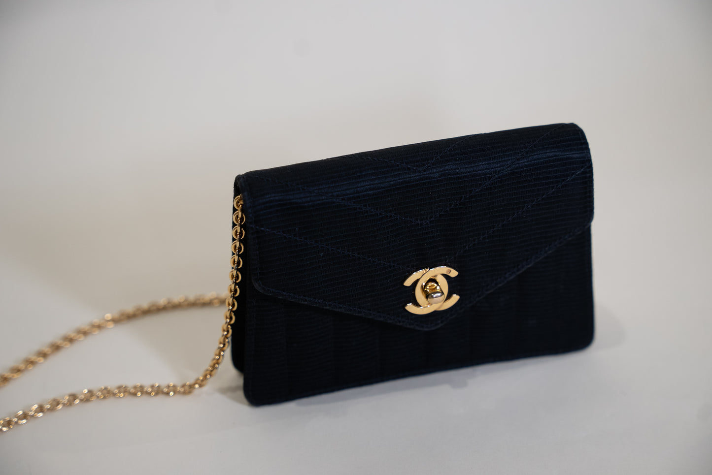 Chanel Quilted Chevron Crossbody Chain Coin Purse Rare 1990s