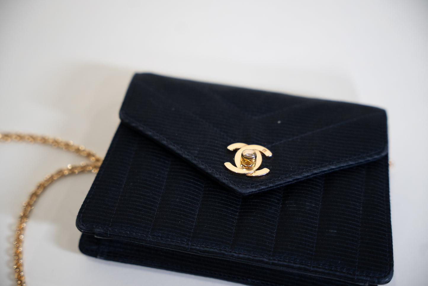 Chanel Quilted Chevron Crossbody Chain Coin Purse Rare 1990s