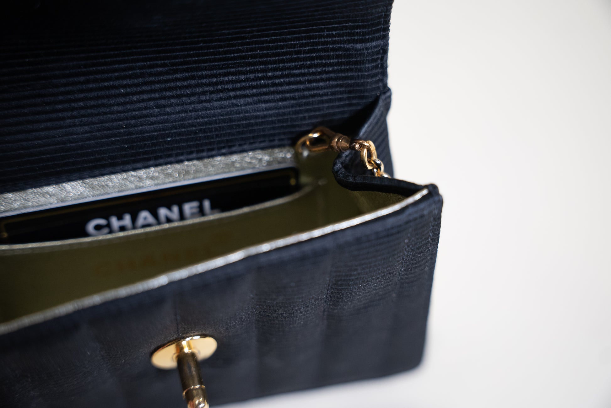 Chanel Quilted Chevron Crossbody Chain Coin Purse Rare 1990s